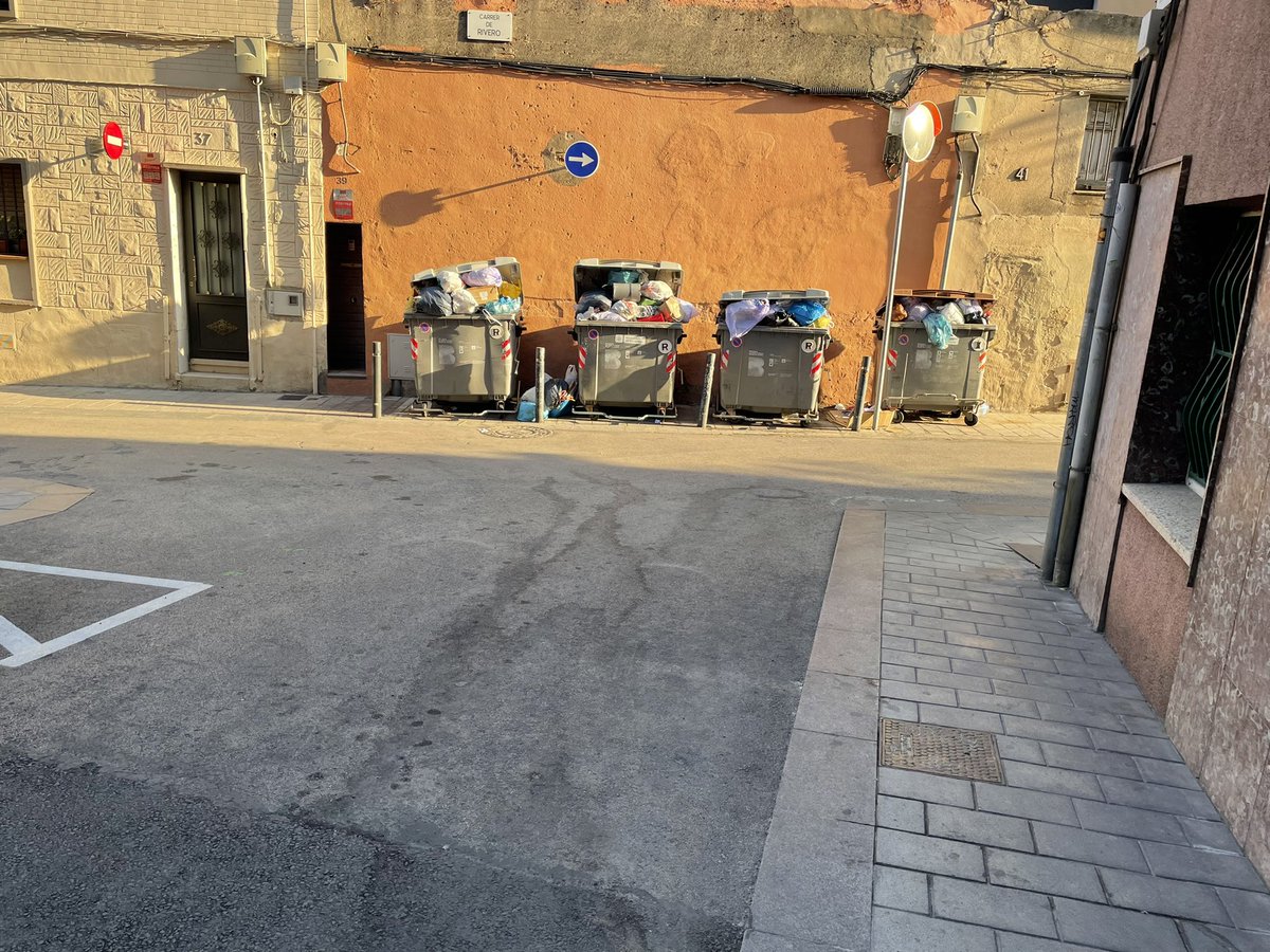 carlosailo's tweet photo. @OnVasBarcelona I seguim!! Un dia més, des de divendres sense buidar-los. Ara ja no és incivisme, queda clar. Penseu venir @bcn_ajuntament @AdaColau?
Varies queixes fetes bcn a la butxaca i sense efecte. Les fotos son d’ara en un radi de 50 metres. https://t.co/c8JWD8AGST