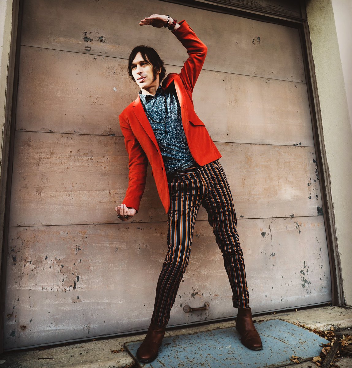 BirdStreets's tweet photo. So… who wants to meet up for a celebratory vegan milkshake?
@davedoobinin took this pic, from the shoot that keeps on giving.
#invisiblemovingbox #sober #soberlife #sobervegan #nonalcoholic #quittersalwayswin #stripedpants #keepdreaming https://t.co/sW3M58VCGd