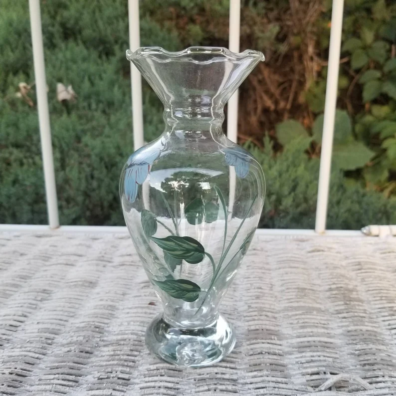 80014au's tweet photo. Vintage Glass Vase, Clear Glass Vase With Butterfly Pattern  https://t.co/AWq9PLXIkR 
___
#vase #vintageglass #retrovase #retrostyle #retrodecor #fordecorators #forhomedecor #homedecor #thriftstore #thrifts #fleamarket #estatesale https://t.co/8OWhb2ByBD
