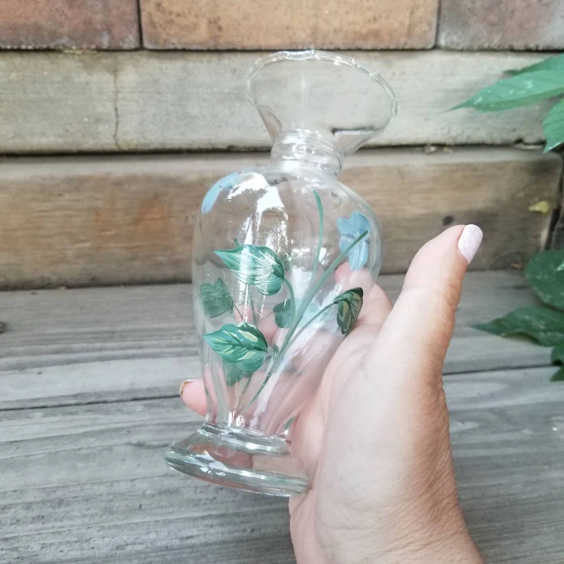 80014au's tweet photo. Vintage Glass Vase, Clear Glass Vase With Butterfly Pattern  https://t.co/AWq9PLXIkR 
___
#vase #vintageglass #retrovase #retrostyle #retrodecor #fordecorators #forhomedecor #homedecor #thriftstore #thrifts #fleamarket #estatesale https://t.co/8OWhb2ByBD