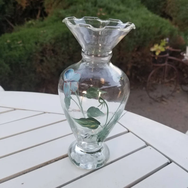 80014au's tweet photo. Vintage Glass Vase, Clear Glass Vase With Butterfly Pattern  https://t.co/AWq9PLXIkR 
___
#vase #vintageglass #retrovase #retrostyle #retrodecor #fordecorators #forhomedecor #homedecor #thriftstore #thrifts #fleamarket #estatesale https://t.co/8OWhb2ByBD