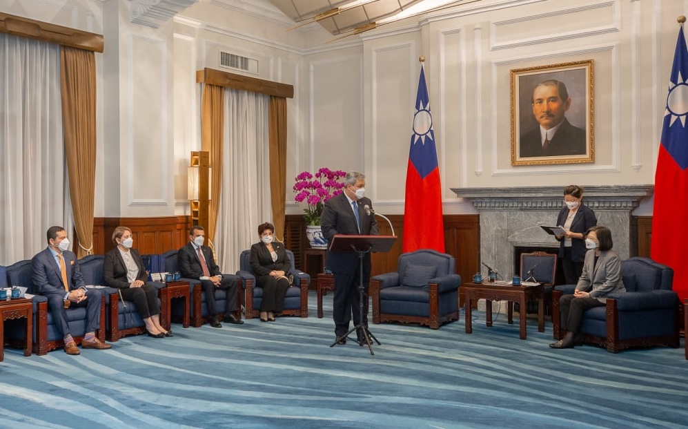 BCIE_Org's tweet photo. El Dr. @DanteMossi resaltó que #BCIE seguirá fortaleciendo los lazos de cooperación con la República de China (#Taiwán) y los países miembros del Banco para garantizar la reactivación económica, la prosperidad y sostenibilidad en la región. 

Conoce más: https://t.co/qYYrbOtVan https://t.co/VRK5zBovvn