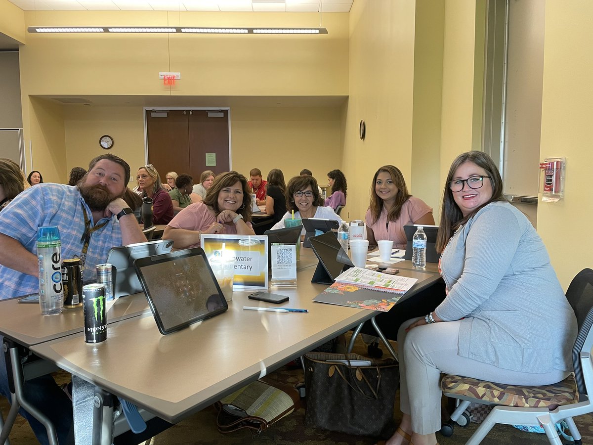 erikabox's tweet photo. @SolutionTree DWE is ready! Plus one taking the picture #plclive https://t.co/EbjZXh31G9