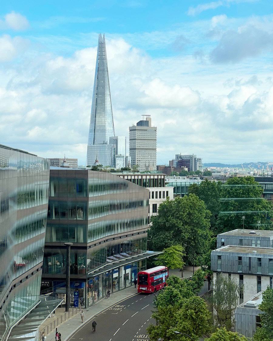Dimplesmoe's tweet image. Not a bad day, just a bit of dark clouds hanging over London