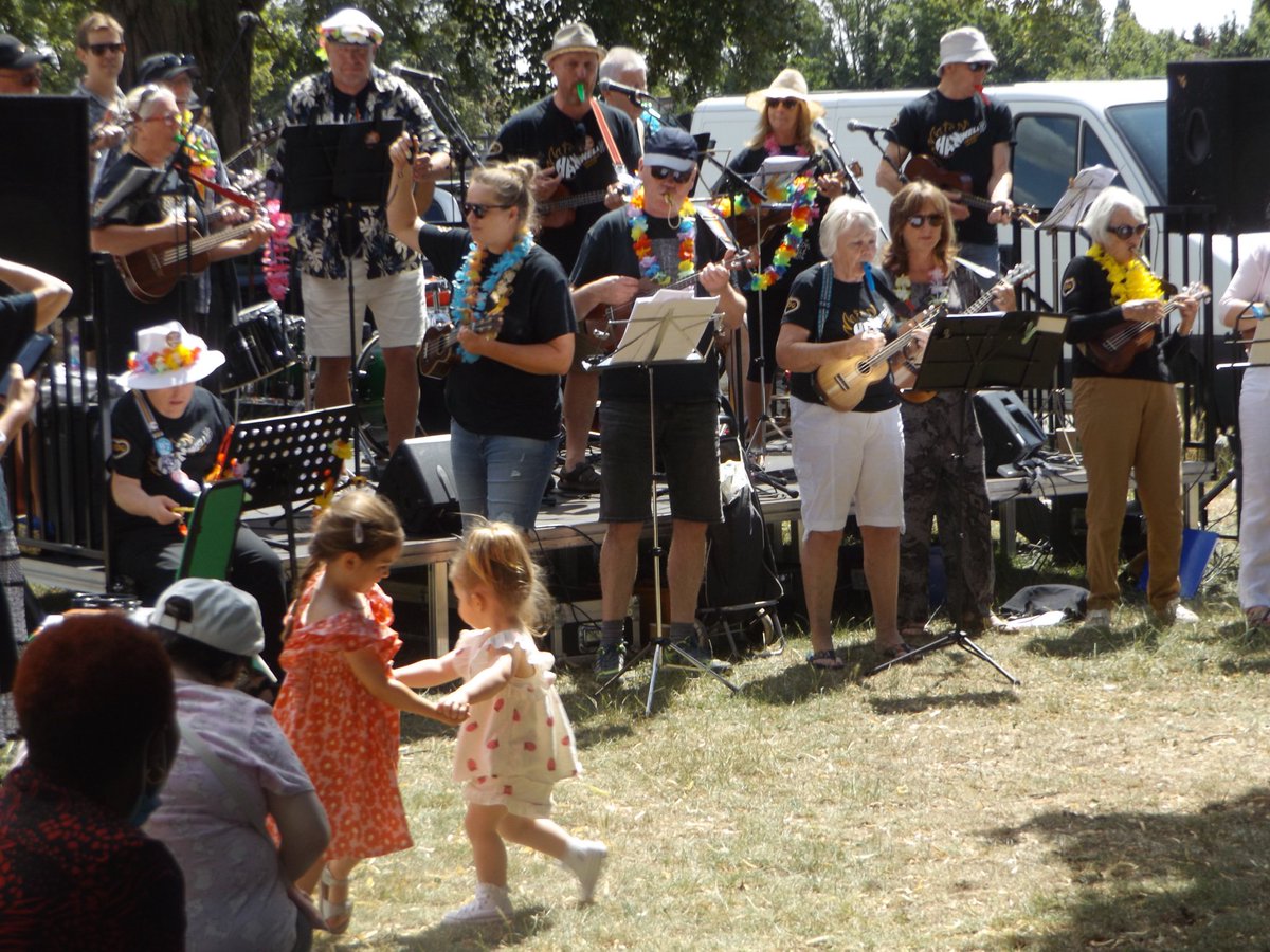 WestLondonMiddx's tweet photo. #ImpactTheatre #Perivale
#Hotshots, #IndieChoir, #HanwellUkuleleOrchestra, #StuartOConnor with #AnaisDiPasquali, #ImpactSignDancers and the #ImpactBand:
Saturday 9th July 2022.
#Ealing #London https://t.co/JKpRQMm7hs