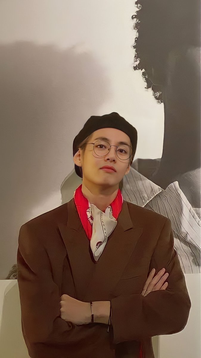 v_maekimm's tweet photo. — museum date with taehyung✨📷 

#ARMYSelcaDay #TAEHYUNG https://t.co/mu51vzIQ9T