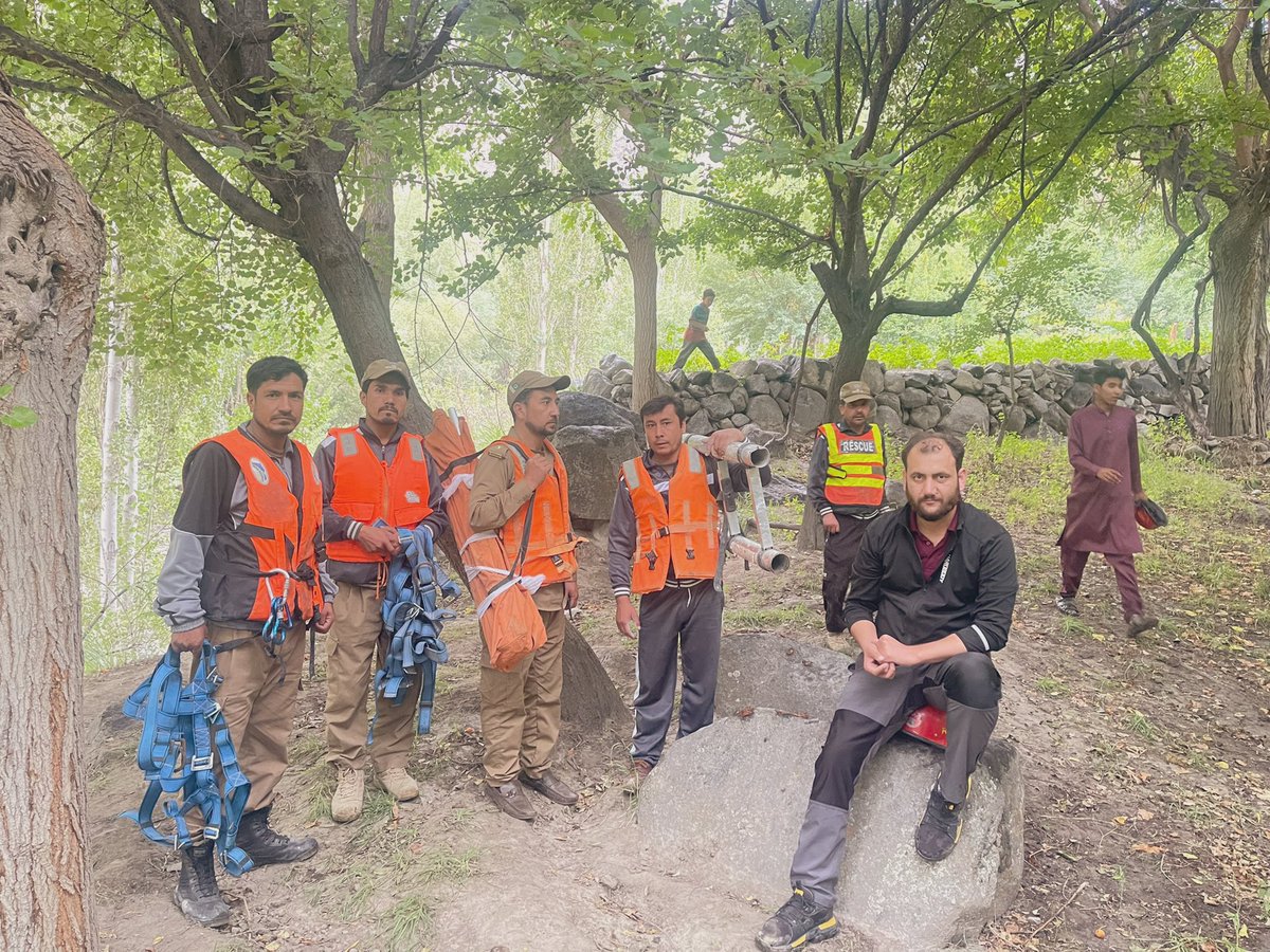 EOSkardu's tweet photo. Heavy rainfal triggered a flash flood around 1600 on Monday at Basho valley as the result more than 20 male, female and children stranded at Matlu Basho. GB Emergency Service 1122 Skd responded and safely Rescued the locals. @GB_RESCUE1122  @RNAKOfficial  @pamirtimes https://t.co/bPZ8KDWzpl