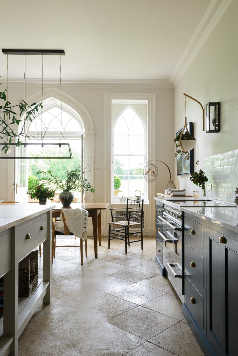 deVOLKitchens's tweet photo. #KitchenTour: A deVOL Classic English Kitchen was the only choice for this impressive medieval hall. What an incredible place to call home. https://t.co/2HyJ1cxfJc #BritishHome https://t.co/RThyZCn8ht