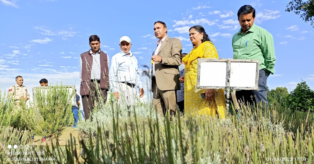 bhatshakir101's tweet photo. View of #IFS Wadura Sopore During Visit of #Honable Vice Chancellor @KashmirSkuast #DrNazirAhmadGanie #Lavender Field https://t.co/WeMtp3J7wZ