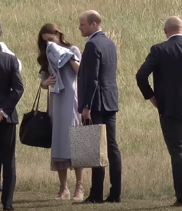 Kate Middleton Style Blog 👸🏻 (Carly Whitewood) on X: Kate carried her  long-handled Longchamp Le Pliage bag:    / X