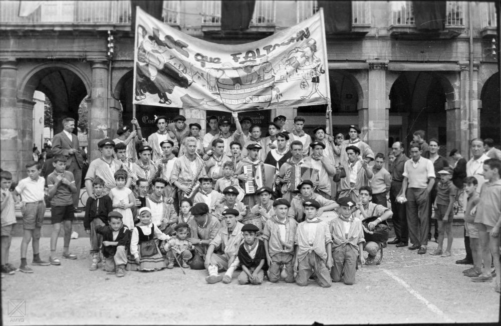 IGarcia_Calvo's tweet photo. El Hilo 🧵 de hoy hay que dedicárselo al alma de las 🎉 Fiestas de #LaBlanca: las cuadrillas de #Blusas y #Neskas

¿Conoces el origen de esta #tradición? Todo se remonta a principios de 1900, pero… ¿por qué?

Vamos a verlo👇🏻 https://t.co/D6snem7toW