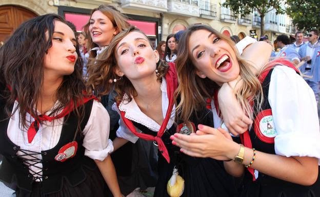 IGarcia_Calvo's tweet photo. Desde entonces han sido muchas las cuadrillas que han nacido y quedado en el olvido, incorporando paulatinamente la presencia de #mujeres 👩🏻👱🏼♀️
En 1979 se funda #Lamiak, la primera #cuadrilla compuesta solo por #neskas
(📸 de El Correo) https://t.co/cjUKoxgJ5w