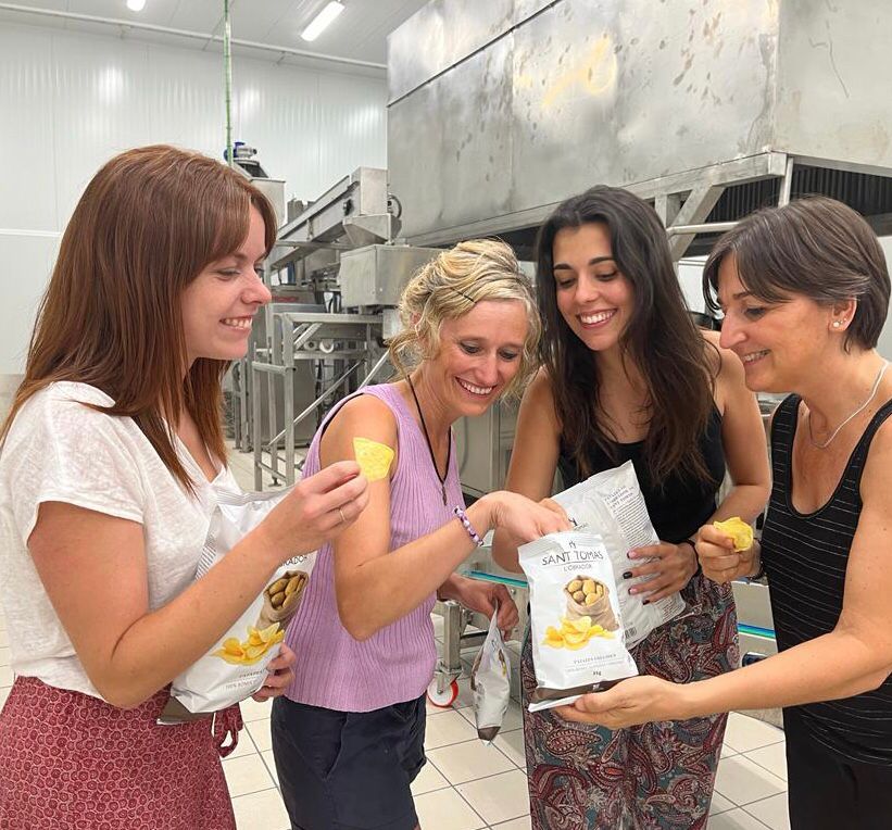 El Centre Especial de Treball Tac Osona de <a href="/SantTomas_/">Sant Tomàs</a>  ja té un producte propi: unes patates bones, gustoses i originals que es fan a l'obrador de #Manlleu 🔝🔝🔝
Nosaltres només som una petita part de l equip de Tac Osona, I estem encantades de formar-ne part! #economiasocial