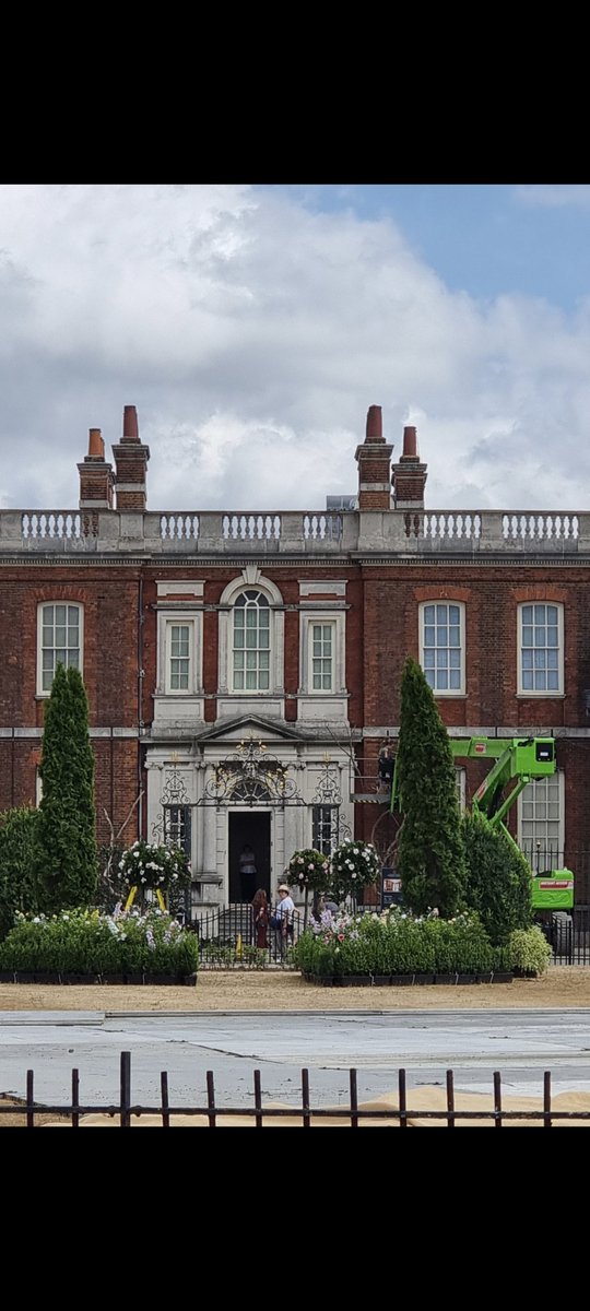 MariaUrbanoGo's tweet photo. Bridgerton house is getting ready for the filming this week #Bridgerton #Bridgertonseason3 #polin #polinera @LukeNewtonUK https://t.co/6jXzIjZNQA