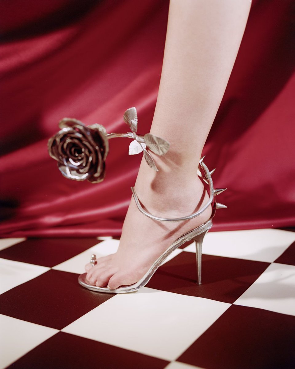 lemonation_xyz's tweet photo. 'NUMERODICIANNOVE' by @MuraviovRoman on @foundation 
Roman has a passion for conceptual photography and fashion, with an interest in capturing personal identification and the relation between individual, common and other social phenomena through photos. https://t.co/CNCSaYexHv
