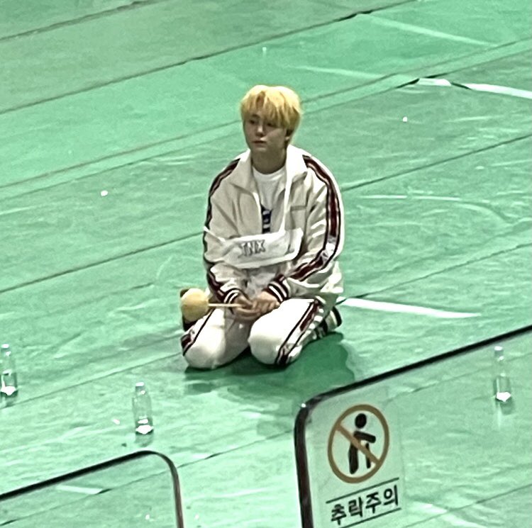 hyunseochuu's tweet photo. reminder: don't let ur child play alone 😌😂 https://t.co/4hs0B1tPf0