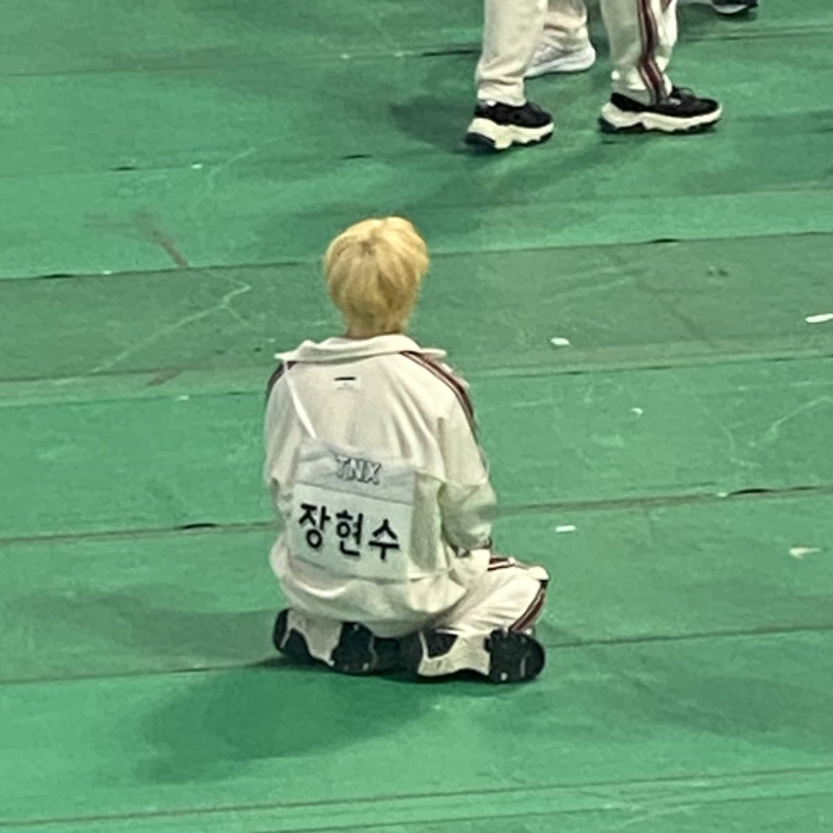 hyunseochuu's tweet photo. reminder: don't let ur child play alone 😌😂 https://t.co/4hs0B1tPf0