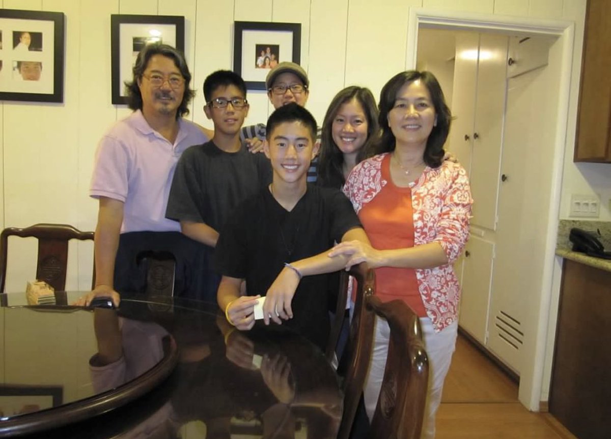 oraeoraegaza's tweet image. 2010년 8월 1일.
열일곱살 생일을 한 달여 앞두고 마크가 한국에 온 날.

힘들었던 날들, 행복했던 날들 다 지나고 이제는 첫 솔로 앨범 발매를 앞둔 솔로 아티스트가 되었네. 12년이라는 거대한 시간은 마크가 자기답게 되어가려 노력하고 견딘 과정이라 이 날의 마크 표정을 보니 눈물이 날 것 같다.