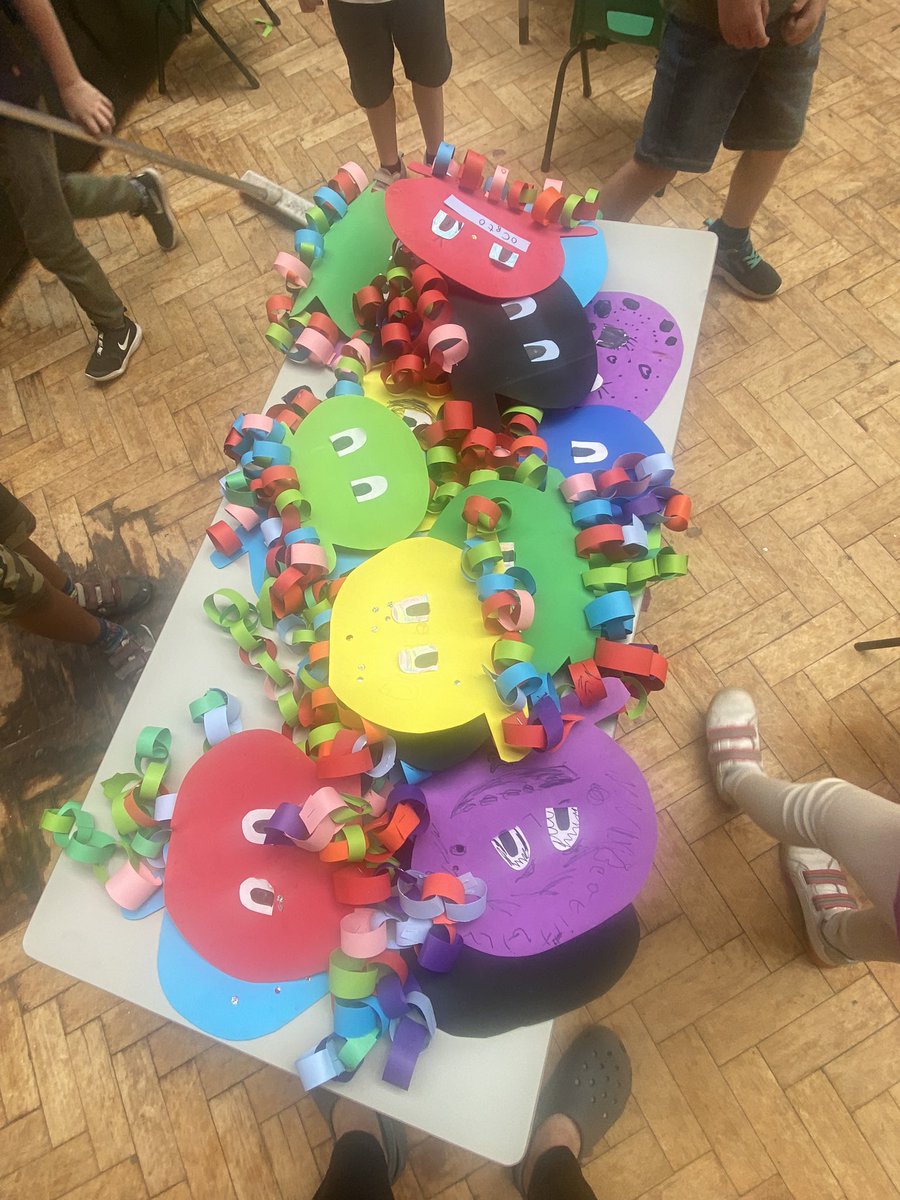 MissTaylor02okt's tweet photo. Lots of paper chain octopuses for our magic of the seas theme. #holidayclub #crafts #art #summer https://t.co/ZOfCBpp99w