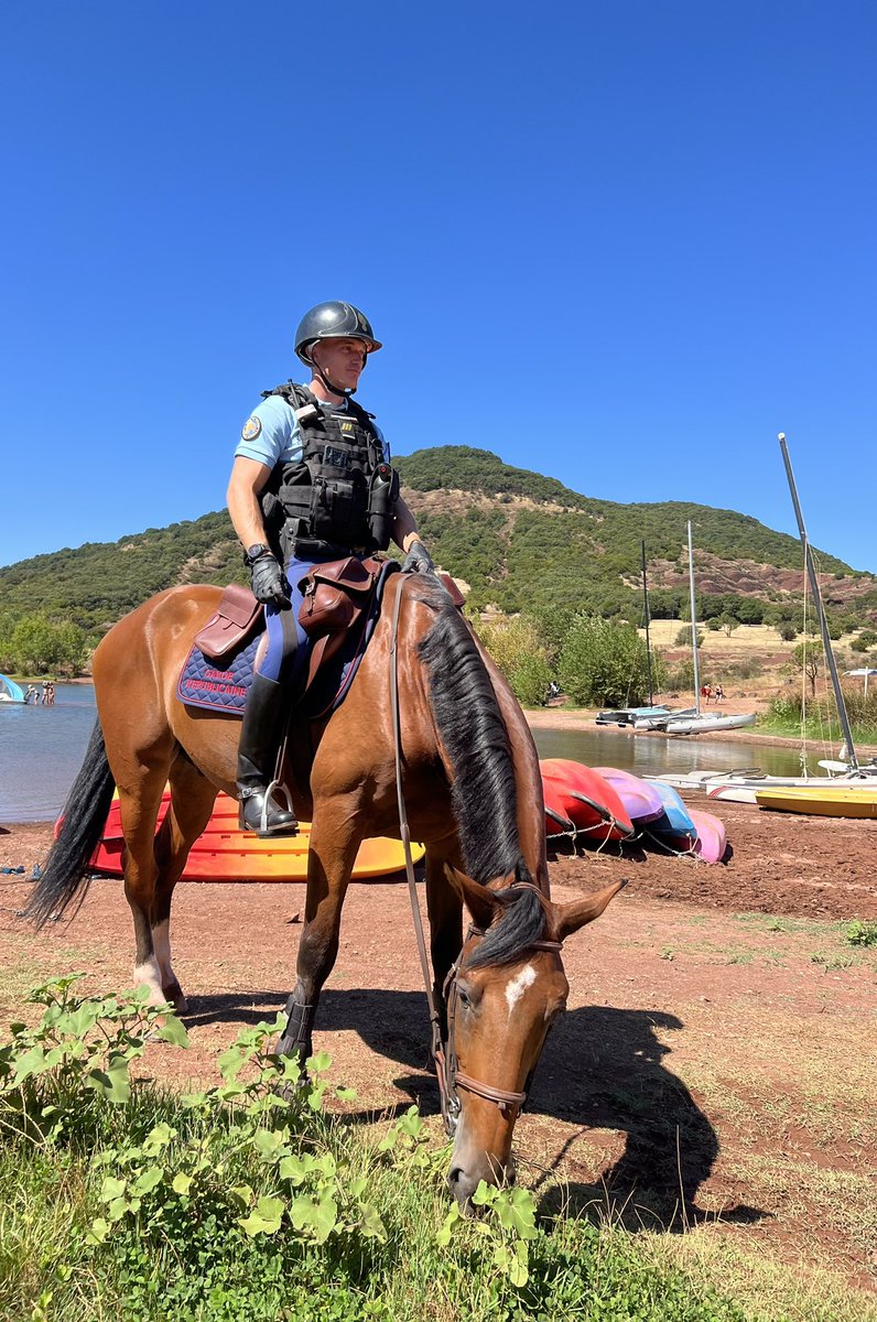 Prefet34's tweet photo. 👮‍♀️🐴 Les chevaux de la Garde Républicaine @Gendarmerie sont arrivés au lac du #Salagou ☀️
✅ Sécurisation jusqu’à fin août de ce magnifique site touristique #Hérault ✅ Prévention s/ risque 🔥
✅ Échanges avec la population
Dispositif complété par patrouilleurs 🚴‍♂️ du Grand Site👍 https://t.co/jRhBQyfatN