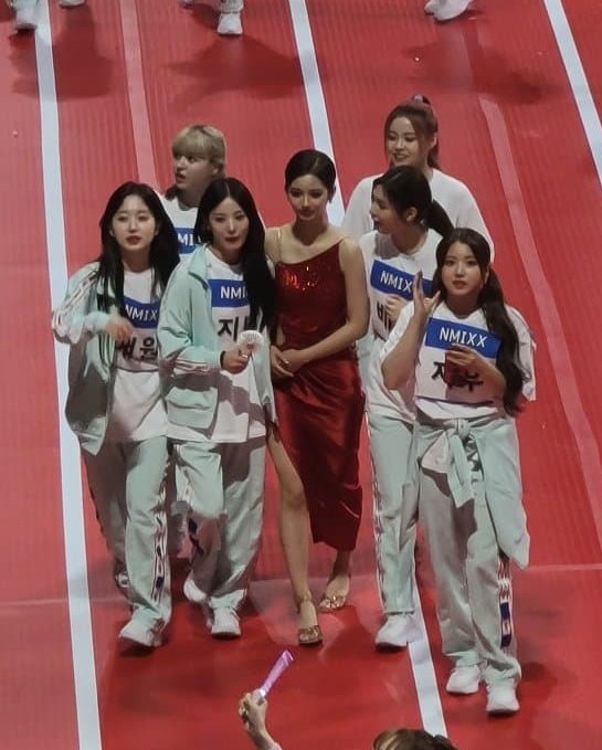 nmixxpics_'s tweet photo. NMIXX girls hugging Sullyoon after her dance sport perfomance today🥺💗 https://t.co/qs5GwN3cof