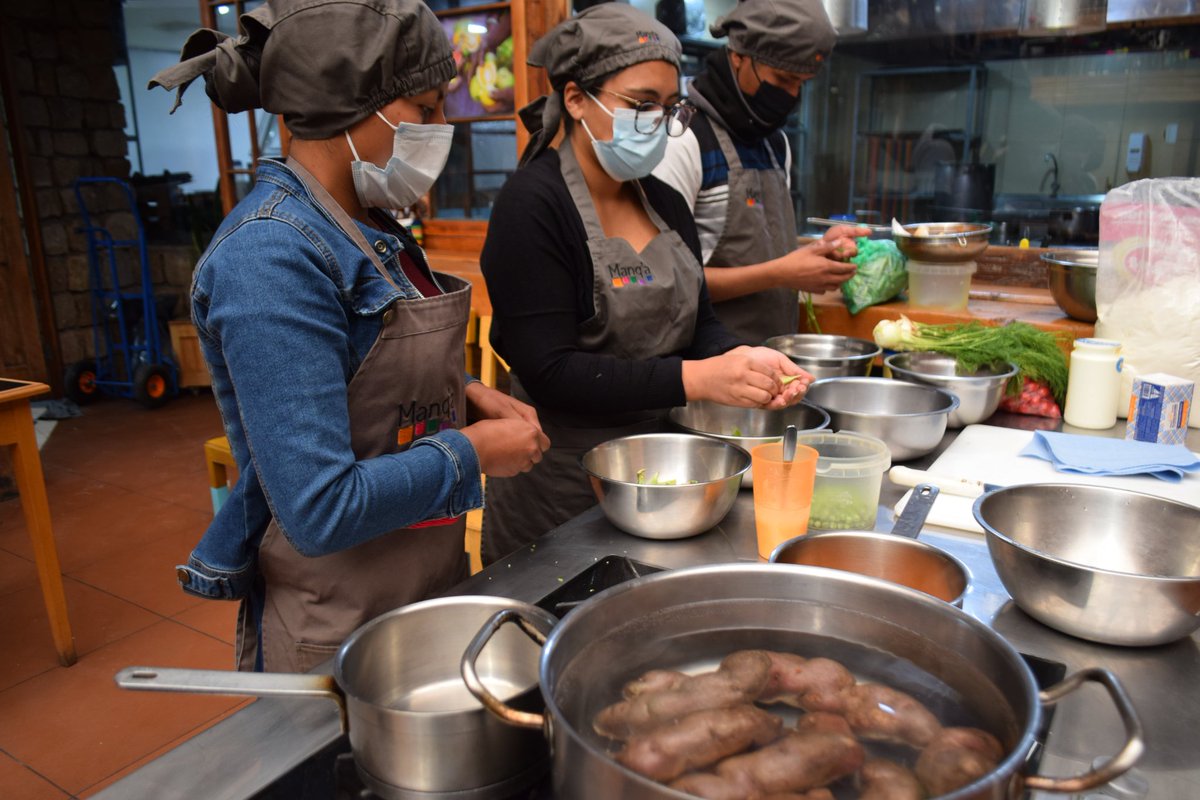 HelvetasBolivia's tweet photo. El proyecto #PapasNativas de #HelvetasBolivia junto a @EscuelasManqa en alianza estratégica promueven el consumo de alimentos que no sólo son saludables 💪 sino recuperan la herencia de nuestras raíces. #Manqa es un ejemplo de compromiso con la gastronomía de calidad. Ph. Manqa https://t.co/ptgXmHVIvX