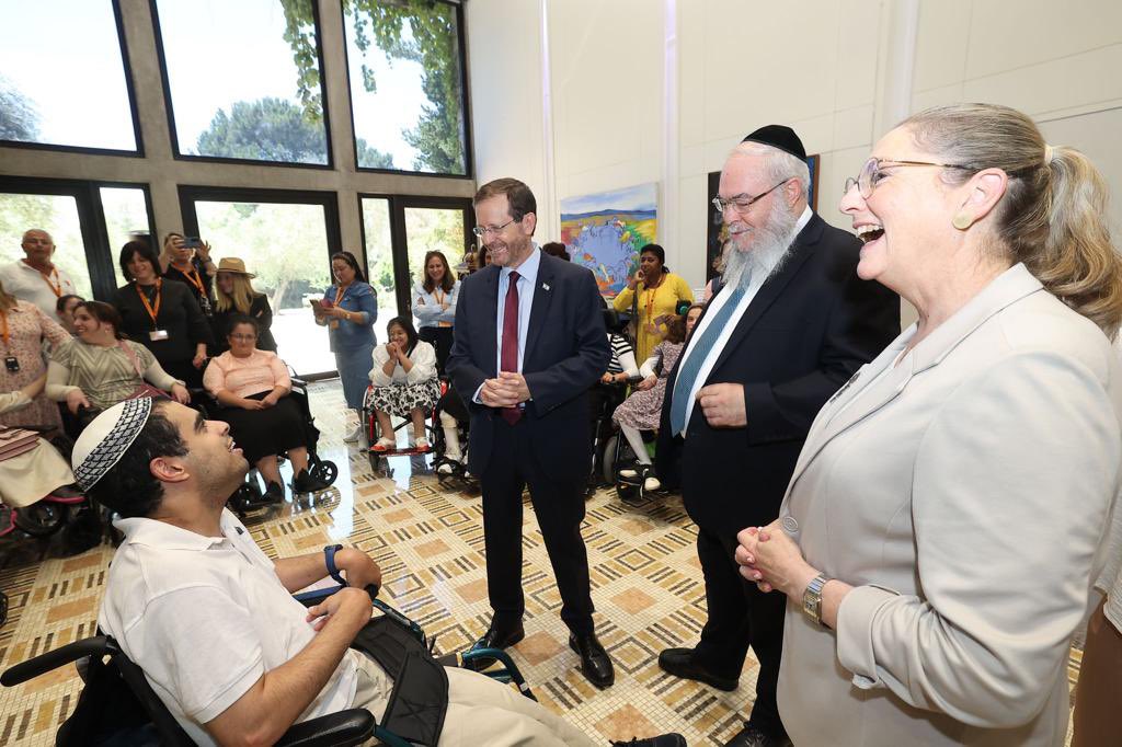 Isaac_Herzog's tweet photo. ארגון החסד ״עזר מציון״, פנינה ישראלית של ממש, מעניק סיוע ותמיכה רפואית לאלפי ח��לים ולמשפחותיהם, לאנשים עם מוגבלויות קשות, לקשישים, לנזקקים ולאנשים במצבי משבר רבים ושונים, במטרה לסייע להם להתגבר על הקשיים העומדים בפניהם. https://t.co/82wSBqdNWF