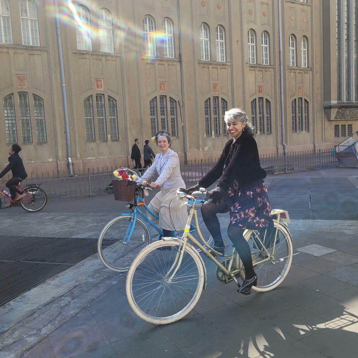CicloCentro_SP's tweet photo. E tbm a emancipação feminina.
A #bicicleta foi vetor q liberou as mulheres das restrições e tarefas caseiras para q ganhassem as ruas e  revolucionou seu vestuário p/q pudessem pedalar mais livremente.
Bici #HérculesCycles #PhilipsCycles #RaileghtCycles #GiroVecchio 
📸@zerbergo https://t.co/AnPiRyC6d6