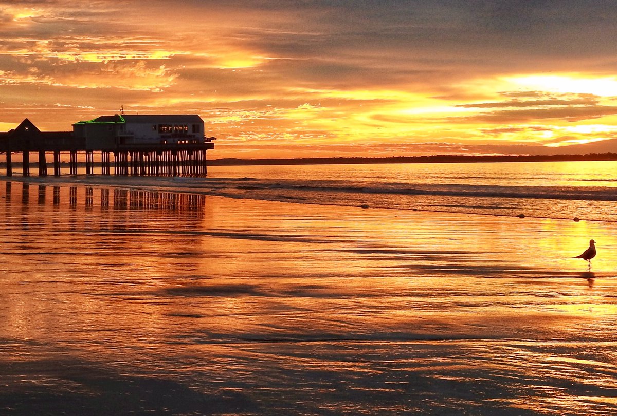 kvallevand's tweet photo. Happy August! Beautiful sunrise this morning in Old Orchard Beach, Maine. #StormHour @newscentermaine https://t.co/6yFXplmRnP