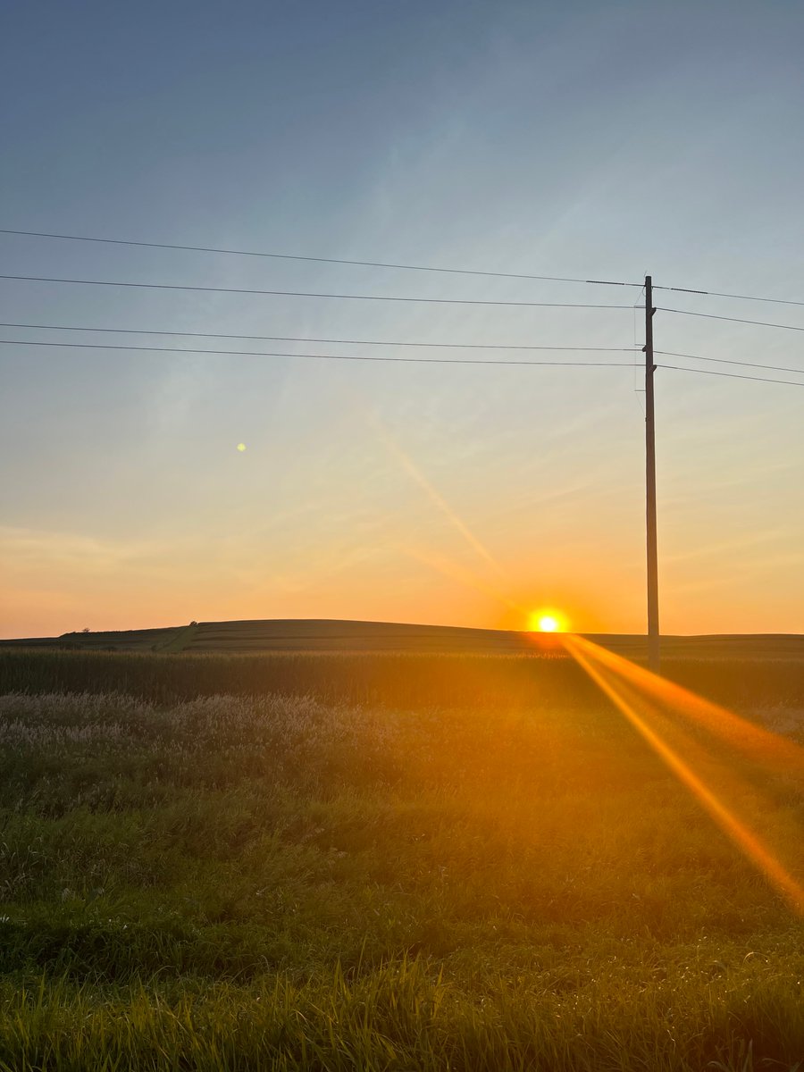 AgProfessional's tweet photo. We are about to begin day 2 of our tour but felt we better share this lovely sunset over hills covered with corn in Southern Nebraska. #proagcroptour #oatt #sunset https://t.co/9EkpopRAhJ