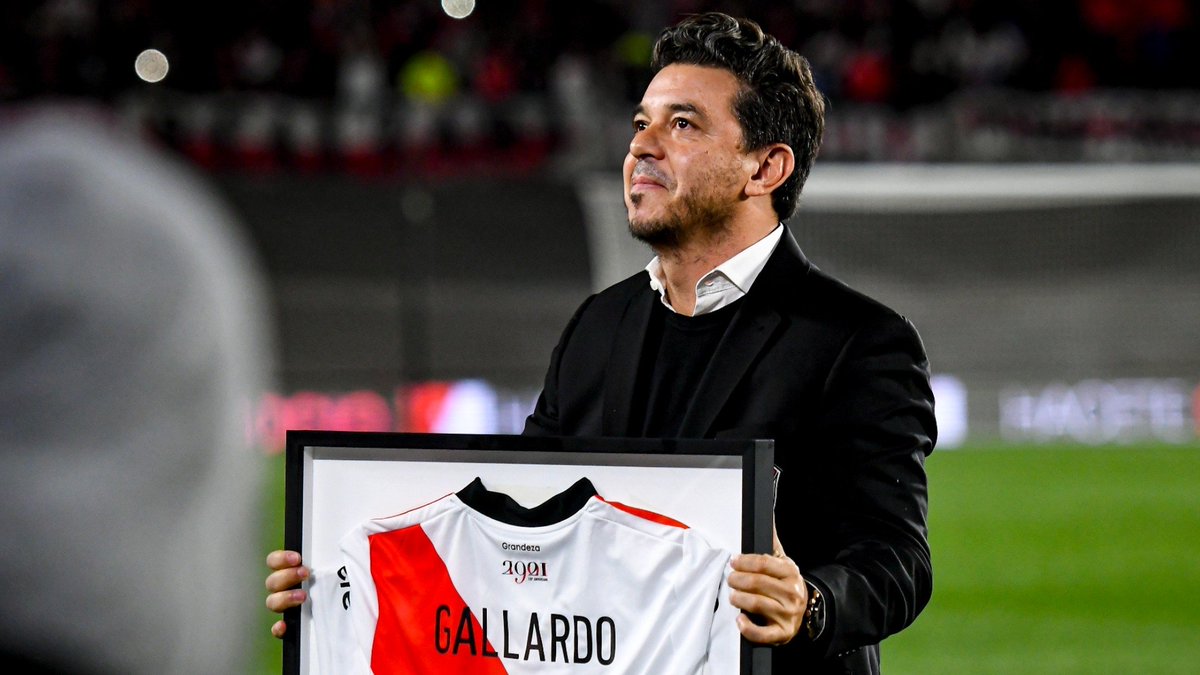 RiverPlateRT's tweet photo. #Mis11 vs Independiente en Avellaneda: Armani - Simón, Mammana, Paulo, Casco - Zuculini Enzo Pérez - Aliendro, Palavecino, De La Cruz - Beltrán. 4⃣2⃣3⃣1⃣

Cuando perdió el foco, Gallardo siempre ordenó sus equipos a partir del doble cinco. 

Opiniones?👇

#VamosRiver⚪️🔴⚪️ https://t.co/GvPavEe32z