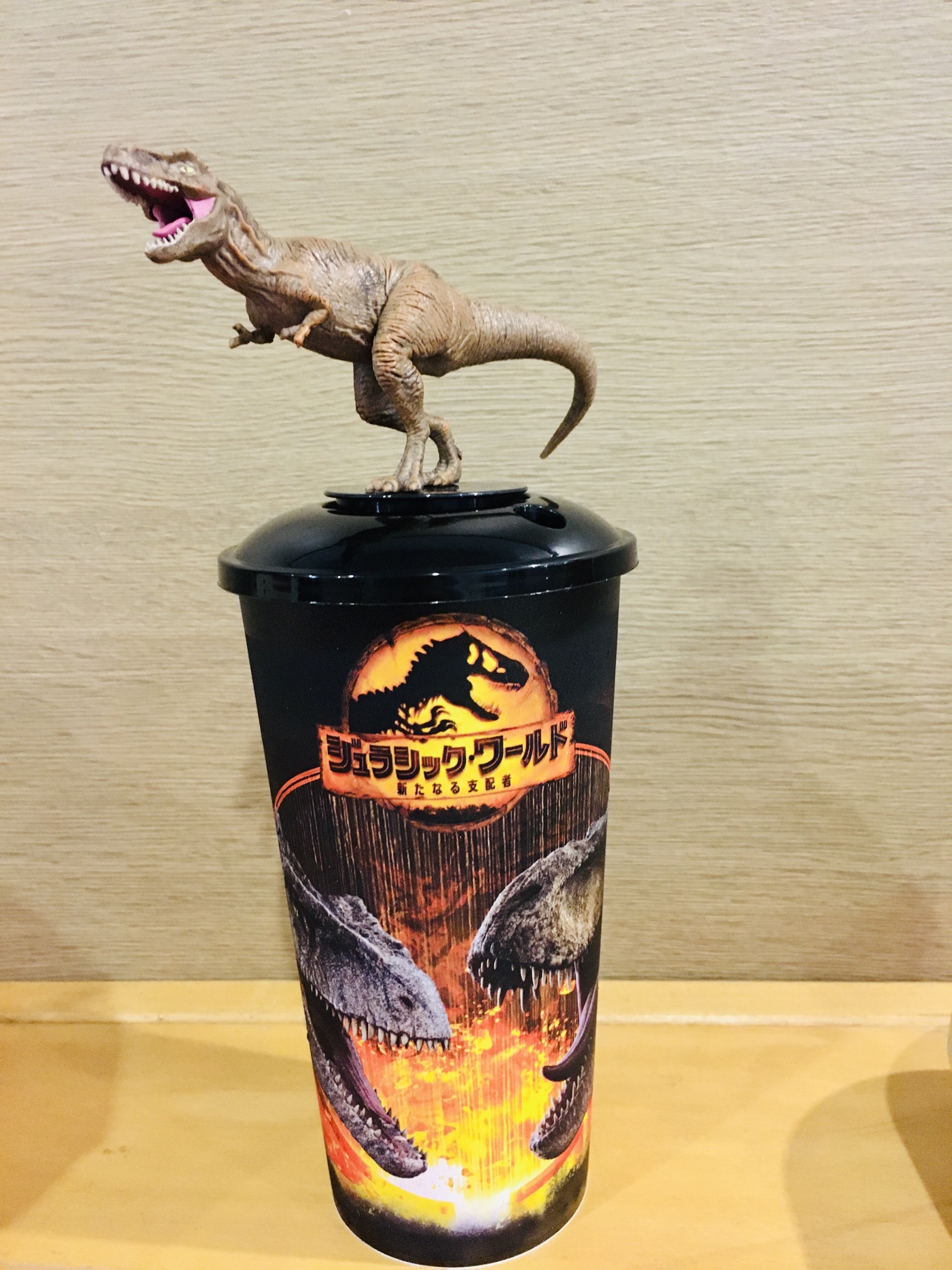 海外限定‼️正規ライセンス品ジュラシック・ワールド 復活の大地ポップコーンバケット うわ、動きそう…」『ジュラシック・ワールド／復活の大地』恐竜