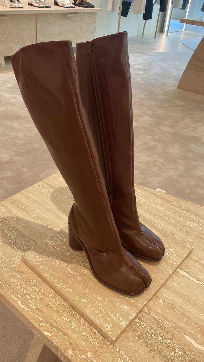 _____abadi's tweet photo. yeaterday i tried these knee high tabi boots on and now idk how to move on with my life https://t.co/6gkHtIaW1D