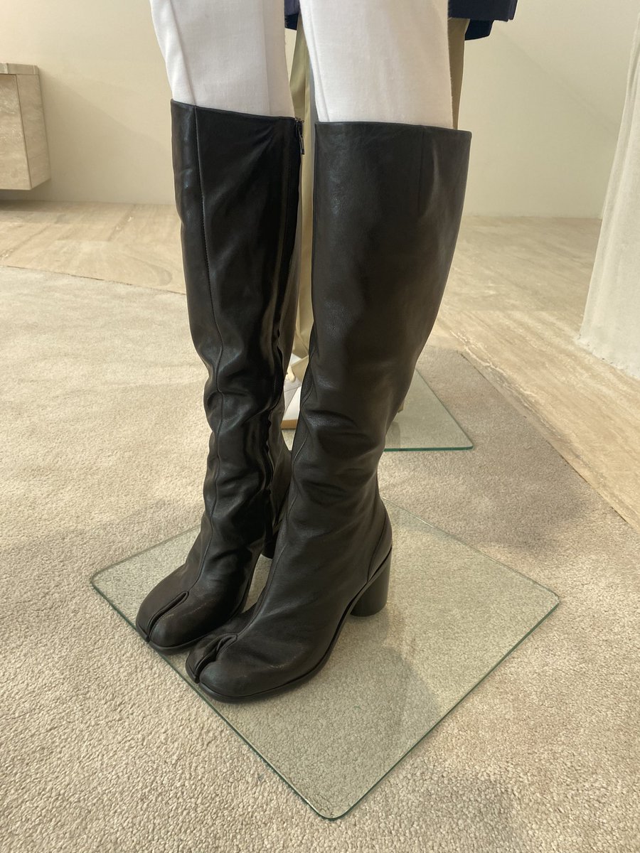 _____abadi's tweet photo. yeaterday i tried these knee high tabi boots on and now idk how to move on with my life https://t.co/6gkHtIaW1D
