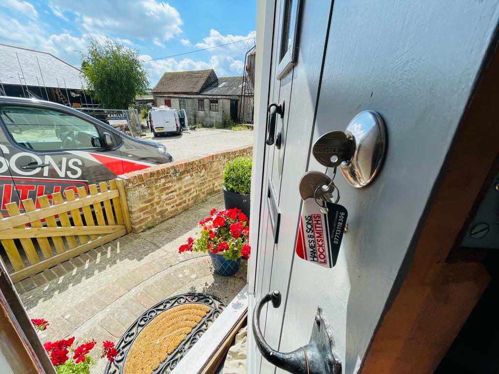 hamesandsons's tweet photo. Fitted an #ingersoll lock to my customers fresh new solid timber door.  👌🏼

https://t.co/sinx16N4VO
Tel;07713118306 

#hamesandsonslocksmiths #locksmiths #highsecutitylock #locksmithsnearme https://t.co/2TAckHUkvY