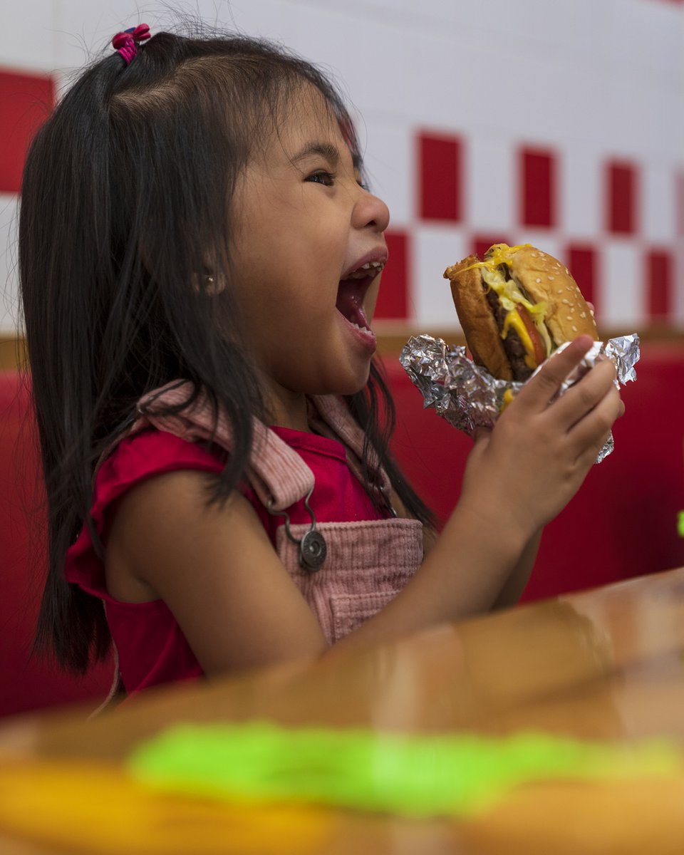 !هل يمكنك تخيل ما حدث بعد ذلك

You can imagine what happened next!

________
#fiveguys #fiveguysqatar #fiveguysburger #fiveguysburgersandfries #doha #qatar #dohaqatar