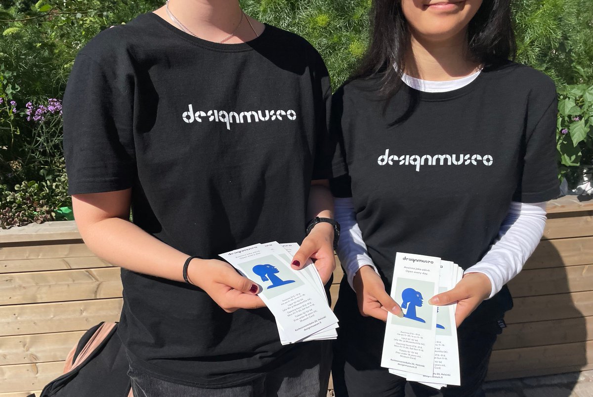 Tänä kesänä Designmuseosta on tullut monen nuoren ensimmäinen työpaikka! Kesäseteliläiset Essi ja Senja ovat jakaneet muotoiluterveisiä ympäri Helsingin keskustaa ystävämme <a href="/PureWasteltd/">Pure Waste</a> paidoissa. Elokuussa olemme auki joka päivä! ☀️ #designmuseo #kesäseteli #museot