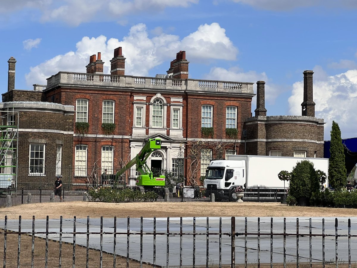 turtlerain's tweet photo. It looks like the Viscount and his new Viscountess Bridgerton shall shortly be back in residence at their London home! 😉🐝 https://t.co/MGJlfGARLd