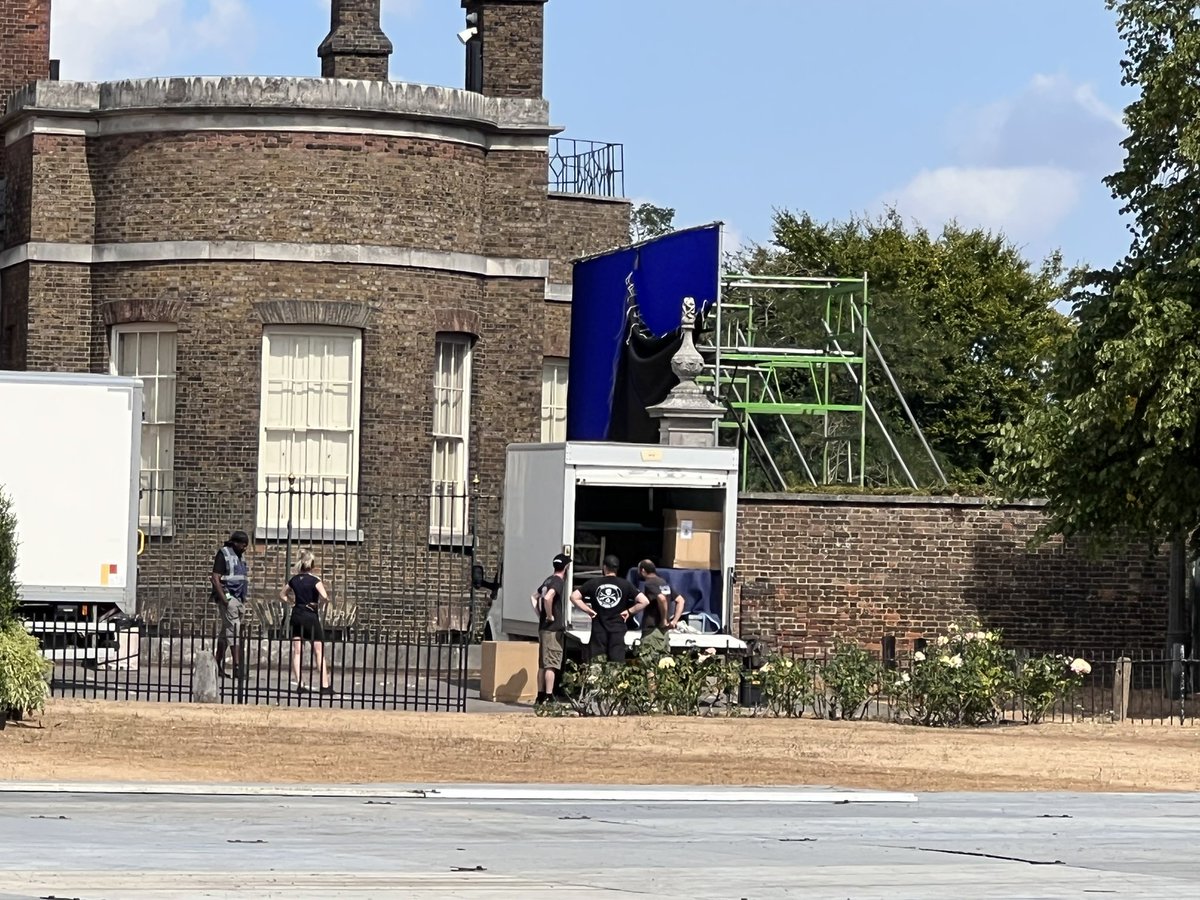turtlerain's tweet photo. It looks like the Viscount and his new Viscountess Bridgerton shall shortly be back in residence at their London home! 😉🐝 https://t.co/MGJlfGARLd