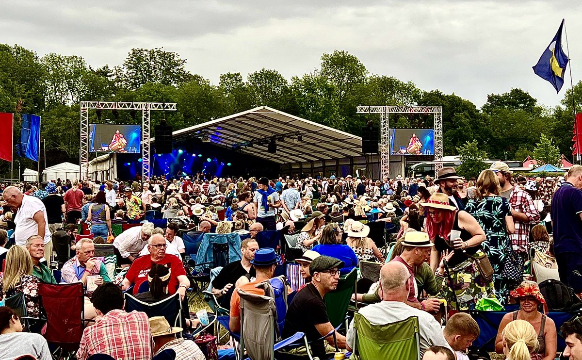JuliaMarie8's tweet photo. My top photos from the #cambridgefolkfestival #thespookymenschorale #passenger #deckchaircity and #thegypsykings @CamFolkFest @TheSpookyMen @passengermusic @acambridgediary @srawlinsonphoto @emmajgleave https://t.co/TtlIXS0vKN