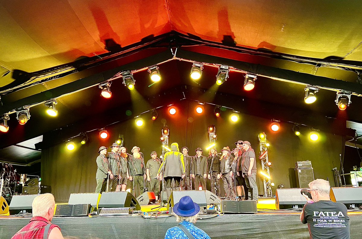JuliaMarie8's tweet photo. My top photos from the #cambridgefolkfestival #thespookymenschorale #passenger #deckchaircity and #thegypsykings @CamFolkFest @TheSpookyMen @passengermusic @acambridgediary @srawlinsonphoto @emmajgleave https://t.co/TtlIXS0vKN
