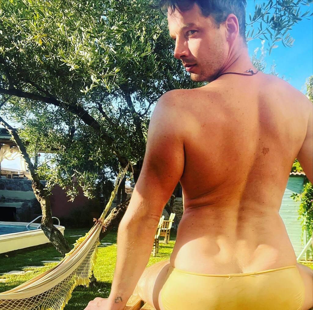 BIG BIG BOTTY #gays #gaygram #potd #greece #holiday #swimmingpool #swimwear #malemodel #malebooty https://t