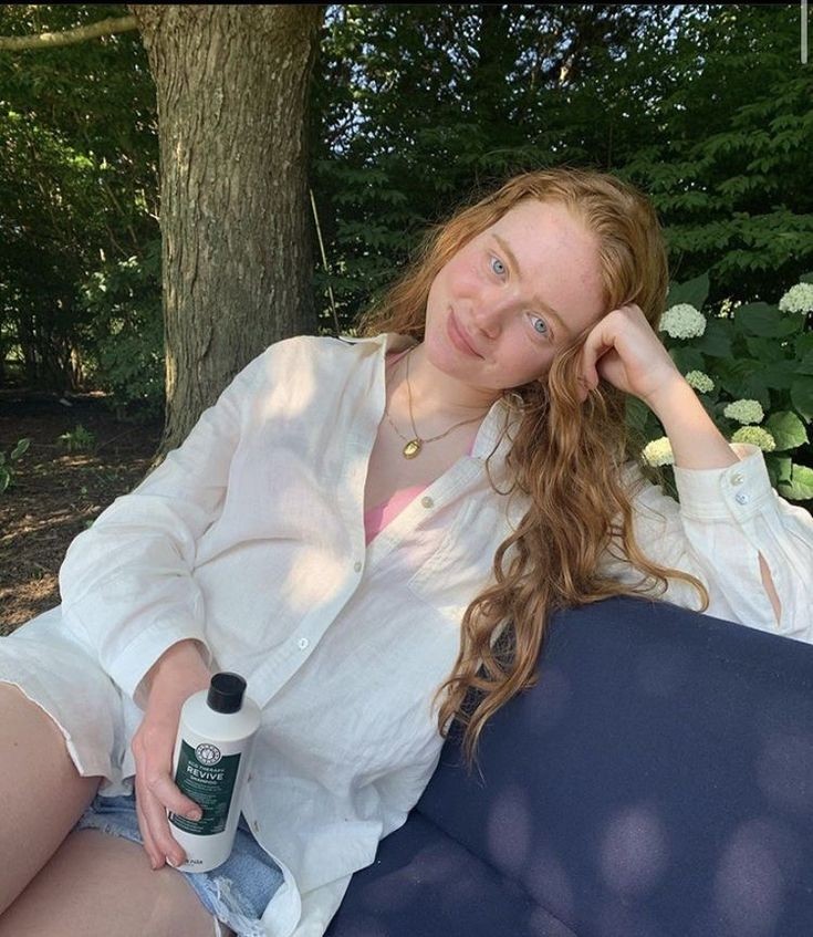001cult's tweet photo. she looks like she smells like fabric softener and she just came out the dryer all soft and warm and very huggable https://t.co/bI2EZdqmhM