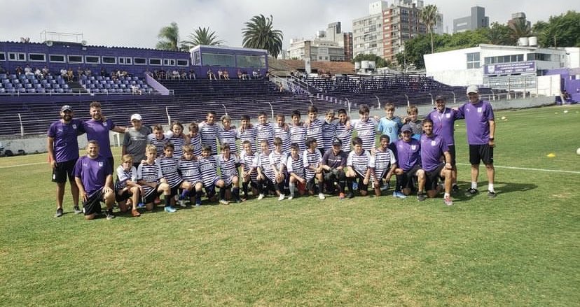 LaPizarraDelDT's tweet photo. ¿Cómo se realiza el acercamiento al jugador para llevarlo al club? 👀

🗣"La invitación siempre se le hace a la familia, sin ningún tipo de compromiso para que conozcan el club, los horarios y los entrenamientos. El talento no es suficiente, debe tener el respeto y los valores". https://t.co/z8BRp1iOI5