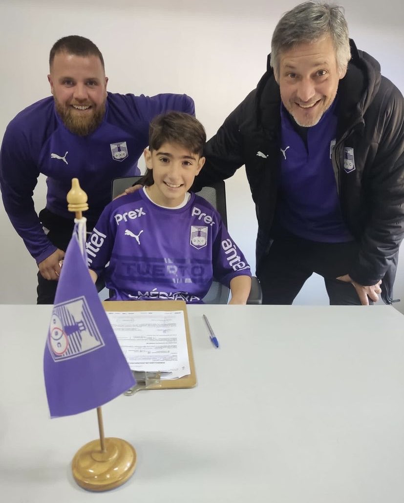 LaPizarraDelDT's tweet photo. Germán Sixto habló sobre a la competitividad interna que hay en 🇺🇾 respecto a la captación:

🗣"La competencia cada vez es más difícil, pero tenemos un sello y una marca registrada que nos hace fuertes. Se hace hincapié en la disciplina, valores del deporte, fomentar el estudio". https://t.co/htULaKb9BZ