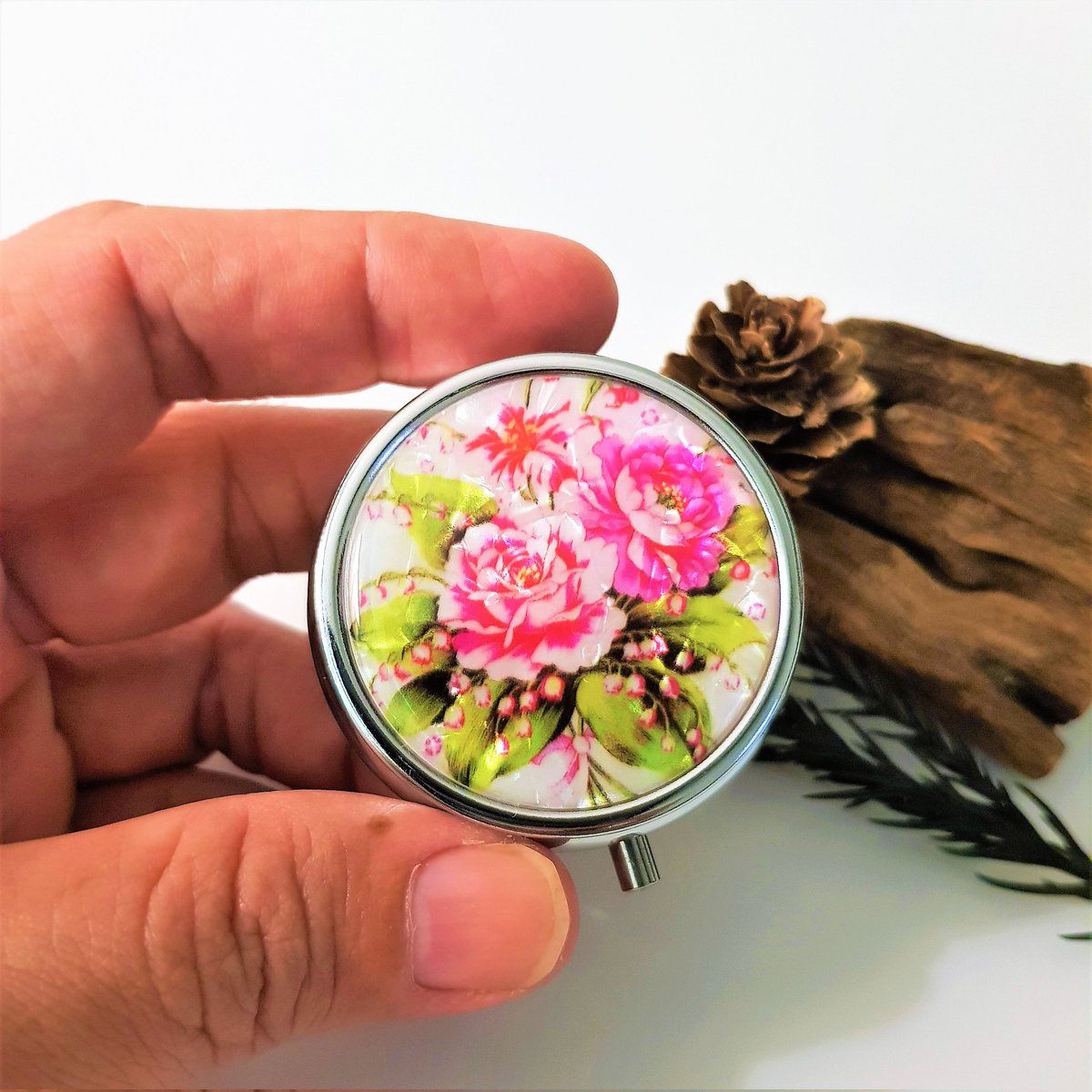 art_kcy's tweet photo. Excited to share the latest addition to my #etsy shop: Floral Pill Box, Vitamin Box, Small Jewelry Box For Stud Earring #pillboxforpurse #pillboxtravel #pillboxsmall #floralpillbox #pillcaseforpurse #pillcasesmall #pillcaseweekly #pillorganiser https://t.co/jLJCt6T0CY https://t.co/OJDA531Rao