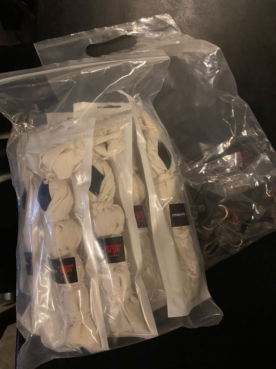 Wuihh pencong, pulpen pocong, udah nyampe nih. Ada yang mau? 

Ada di <a href="/cinepolisID/">Cinépolis Indonesia</a> buat yang nonton Pengabdi Setan 2