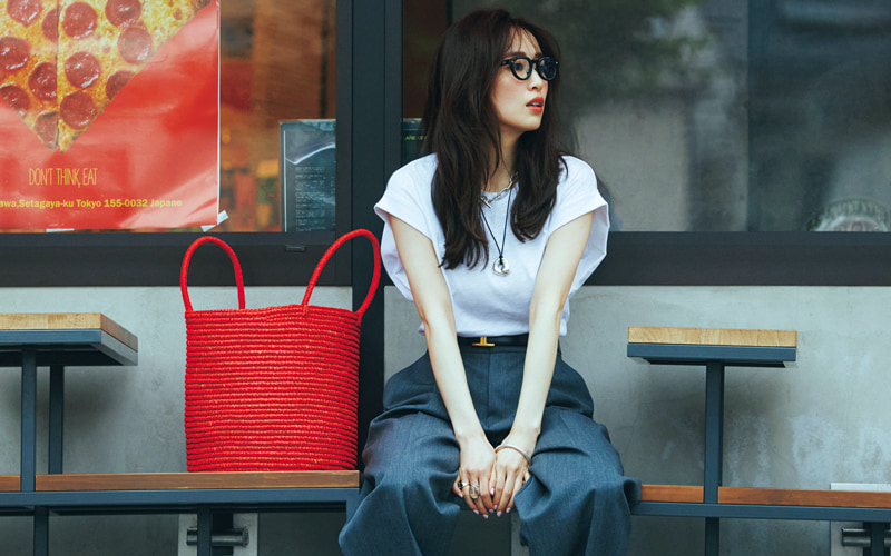 小学館 Oggi 8 2のコーデ シンプルカジュアルの差し色に赤リップとカラーバッグ 記事はこちら T Co Ujqqqky2wc 泉里香 毎日コーデ 今日のコーデ 着こなし コーデ コーディネート ファッションコーデ ファッション 夏コーデ 夏