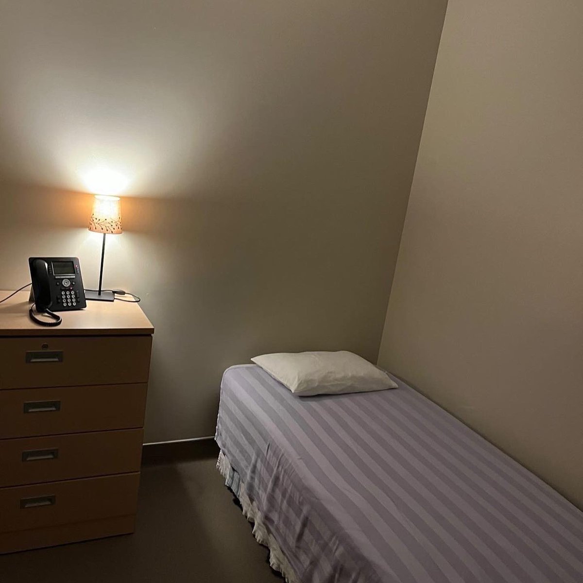 Portsofcalls's tweet photo. Emergency physician. Stanton Territorial Hospital. Yellowknife, NWT, Canada. Photo credit donga1 #medtwitter #callrooms #portsofcalls #greatnorth #auroraborealis #emergencymedicine https://t.co/b3RBbgI9MX