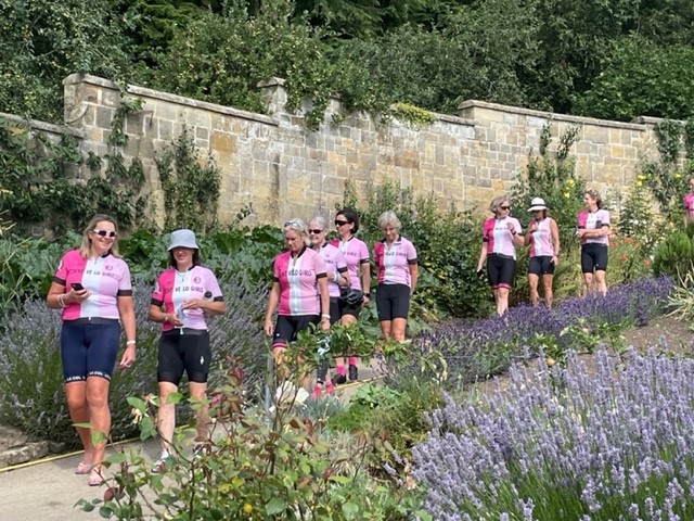 RHSLibraries's tweet image. Following in the tracks of the #BicycleBoys! 🚴

The @kentvelogirls recently rode to @GravetyeManor, one of the 80 gardens friends Loyal and Sam visited on their cycle tour of Britain in Summer 1928.

Here are their photos, alongside the one Loyal and Sam took in 1928. 📷